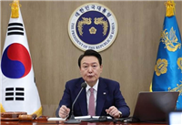 Tổng thống Hàn Quốc Yoon Suk-yeol phát biểu tại cuộc họp nội các ở thủ đô Seoul. (Ảnh: Yonhap/TTXVN)