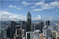 Các tòa tháp ở Hong Kong, Trung Quốc ngày 9/8/2023. (Ảnh: AFP/TTXVN)