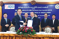 Mr Bounoum Sivanpheng (R) shakes hands with Mr Kim Tae Ahm at an MOU signing ceremony in Vientiane Capital on Jul 18